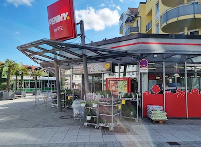 Sie sehen den Eingang vom Penny Markt in Kirchheim-Heimstetten, Am Gangsteig 7-9