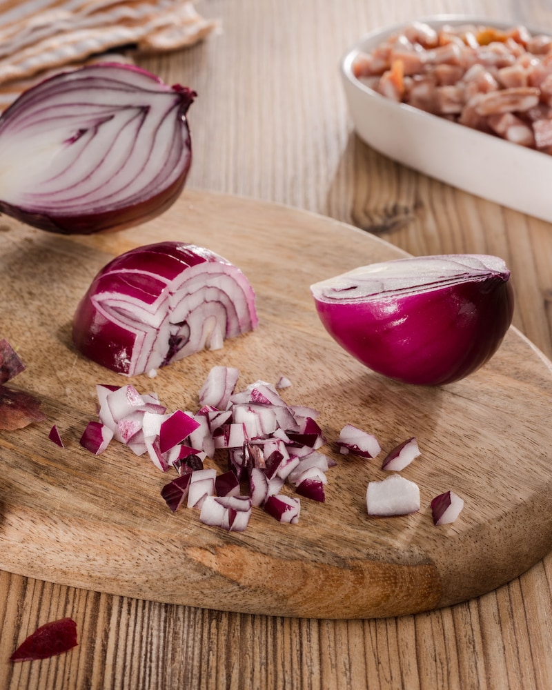 Dieses Bild zeigt die geschnittenen Zutaten für die Kartoffelklöße.
