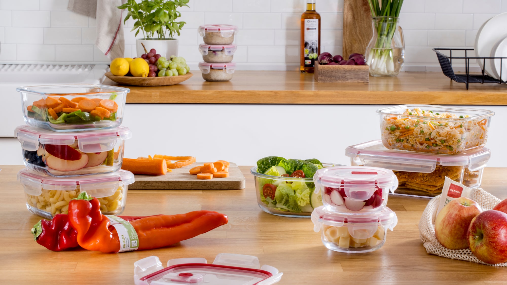 Drei Türme aus gestapelten Glasdosen