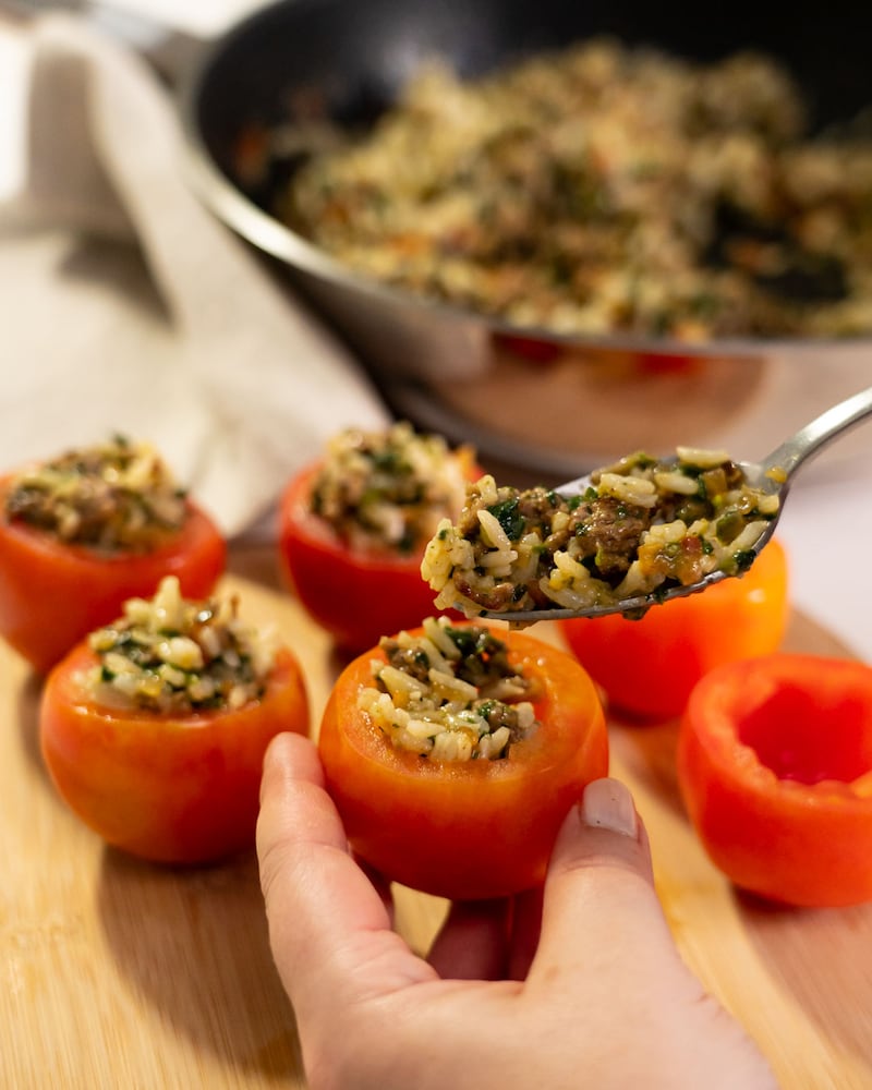 Dieses Bild zeigt wie die Tomaten gefüllt werden.