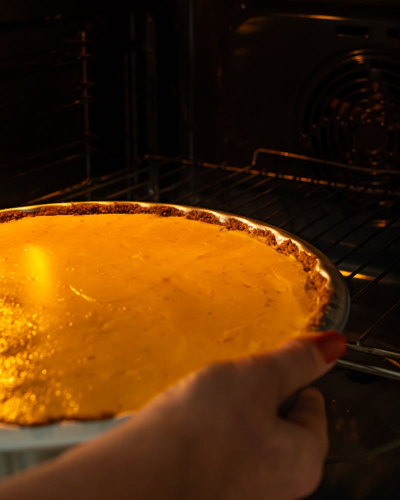 Dieses Bild zeigt wie der Kuchen in den Ofen gegeben wird.