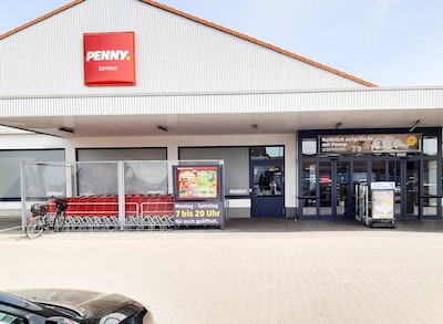 Sie sehen den Eingang vom Penny Markt in Jarmen Anklamer Str. 36-37