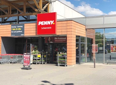 Sie sehen den Eingang vom Penny Markt in Wiesbaden/Schierstein, Rheingaustr. 30