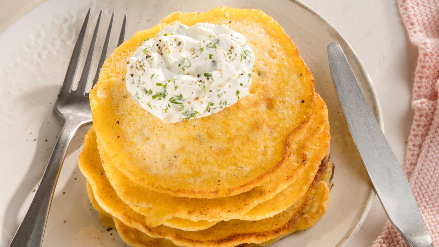 Gemüse Pancakes auf Teller