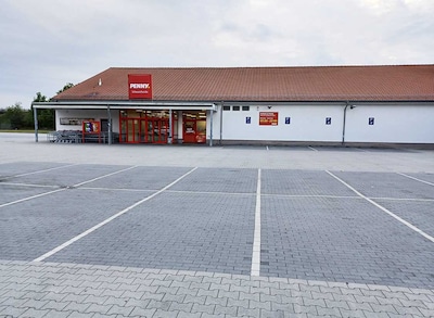 Sie sehen den Eingang vom Penny Markt in Schwarzheide Ruhlander Str. 73