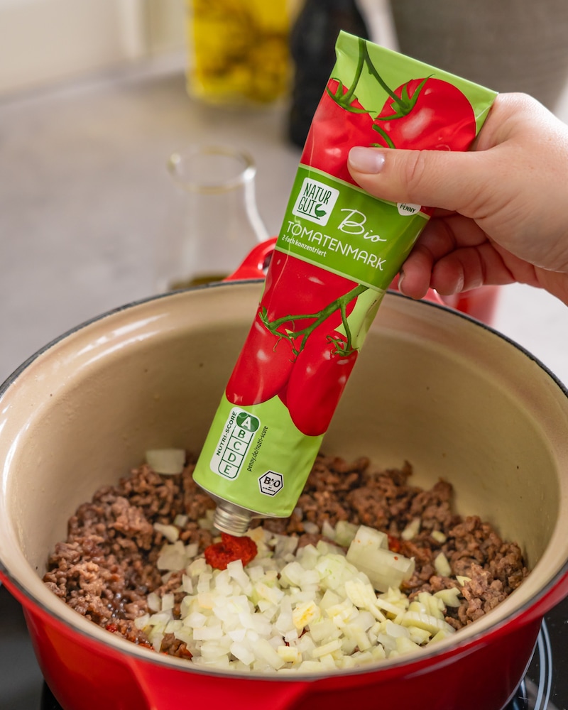 Diese Bild zeigt das hinzugeben des Tomatenmark.