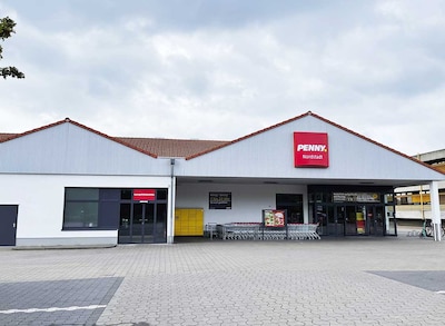 Sie sehen den Eingang vom Penny Markt in Hildesheim, Sachsenring 42