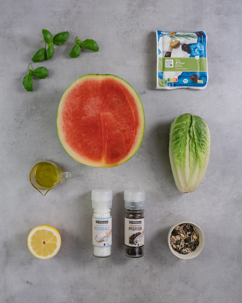 Das Bild zeigt alle Zutaten in der Übersicht die für den Wassermelonensalat mit Feta benötigt werden. 