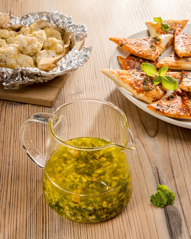 Dieses Bild zeigt die fertige Vinaigrette mit den Pizza-Ecken und dem gegrilltem Blumenkohl.