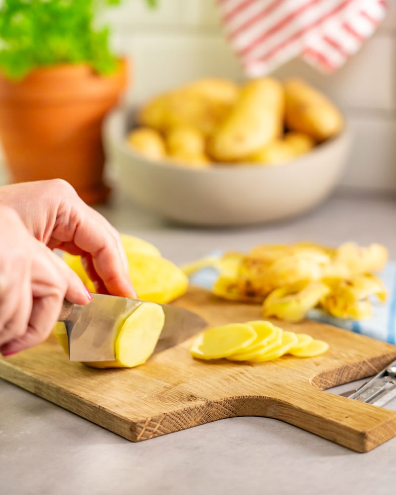 Dieses Bild zeigt wie die Kartoffeln geschnitten werden.