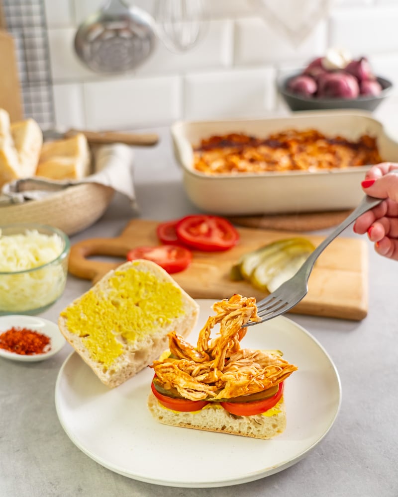 Dieses Bild zeigt wie die Ciabatta Hälften mit den restlichen Zutaten belegt werden.