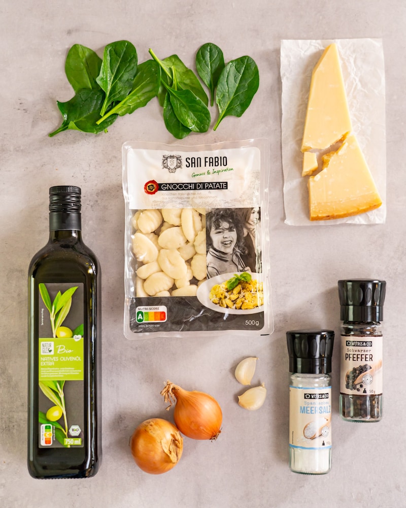 Dieses Bild zeigt die Zutaten für die fertige Gnocchi mit Spinat.