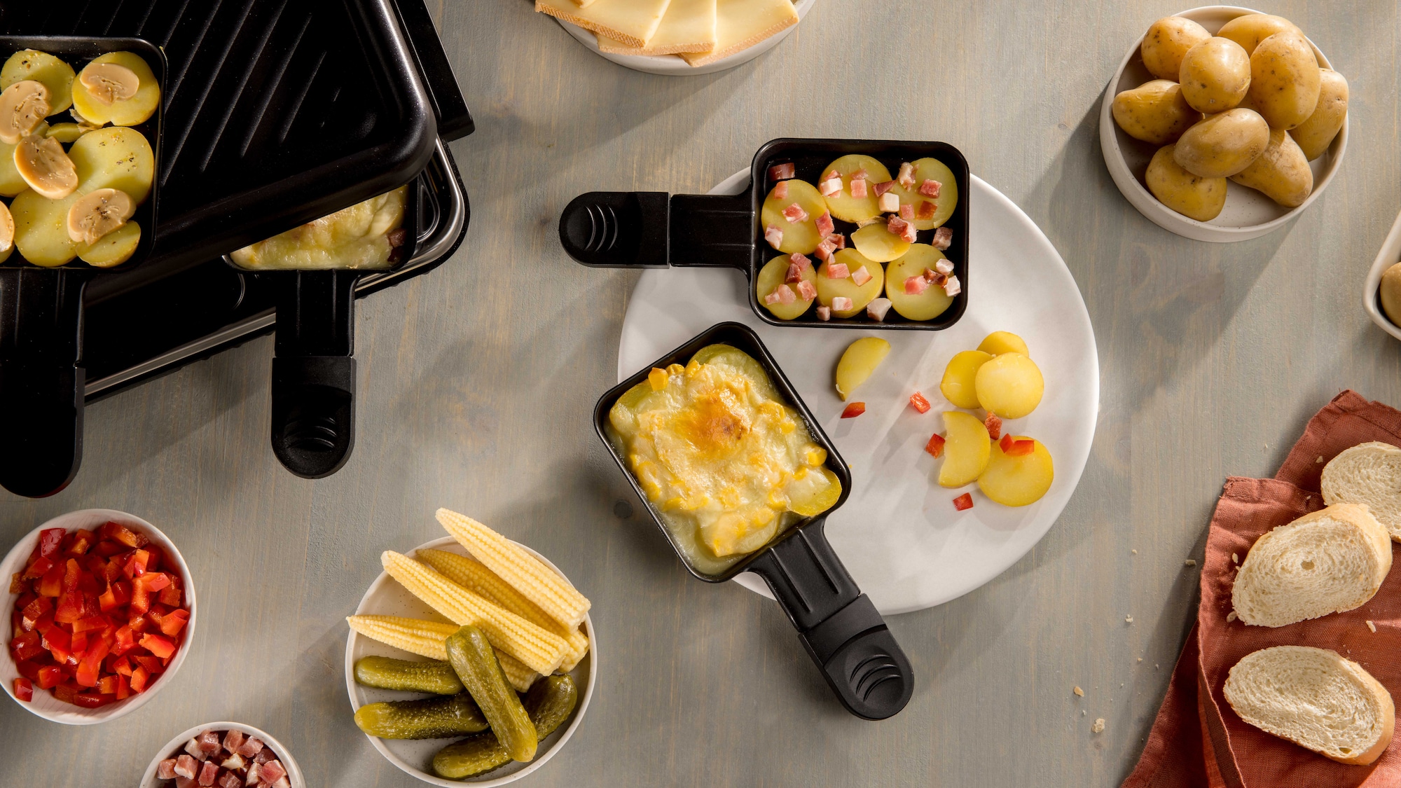 Das Bild zeigt wie Kartoffel-Varianten die man mit einem Raclette-Gerät machen kann. 