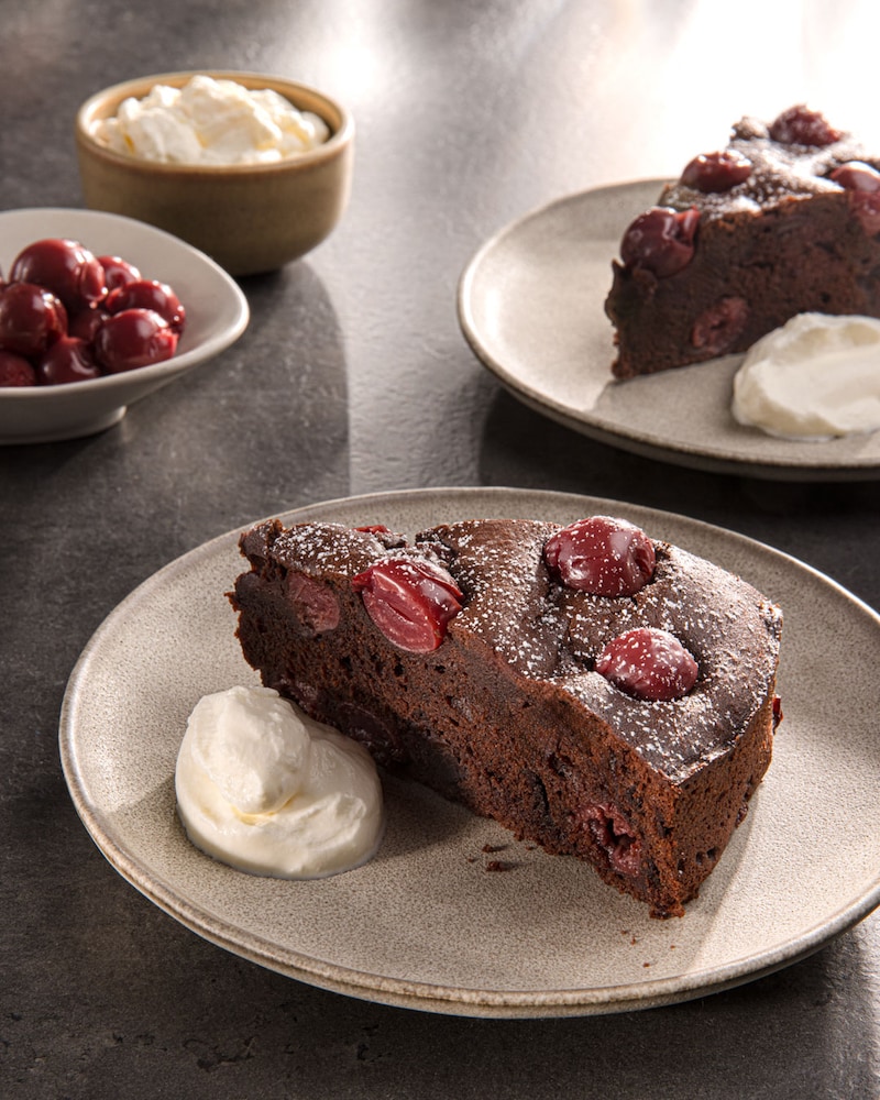 Dieses Bild zeigt den fertigen Schoko-Kirsch-Kuchen.