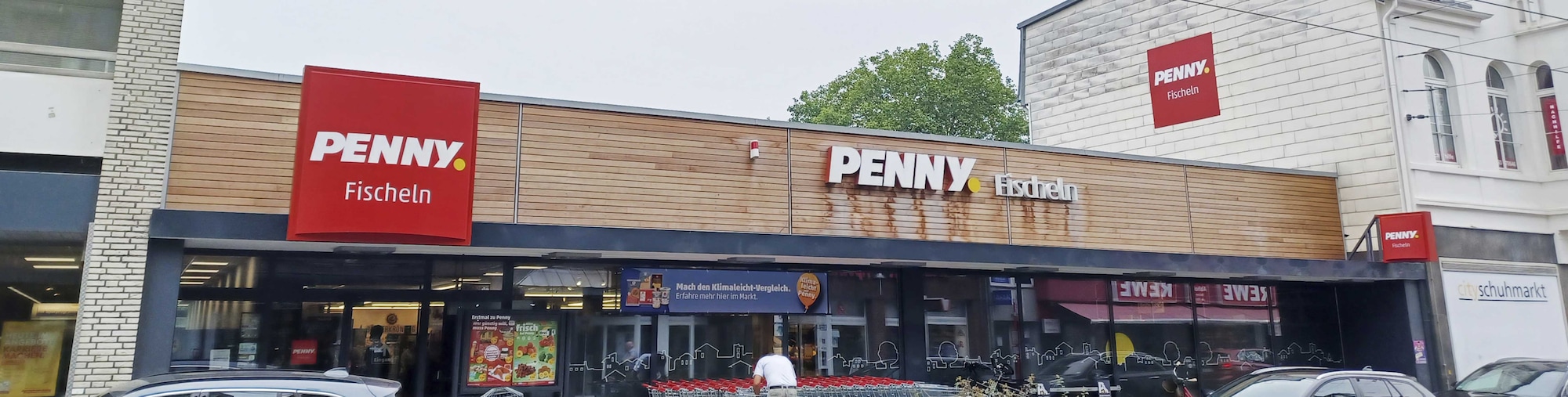 Sie sehen den Eingang vom Penny Markt Krefeld – Fischeln Koelner Str. 527