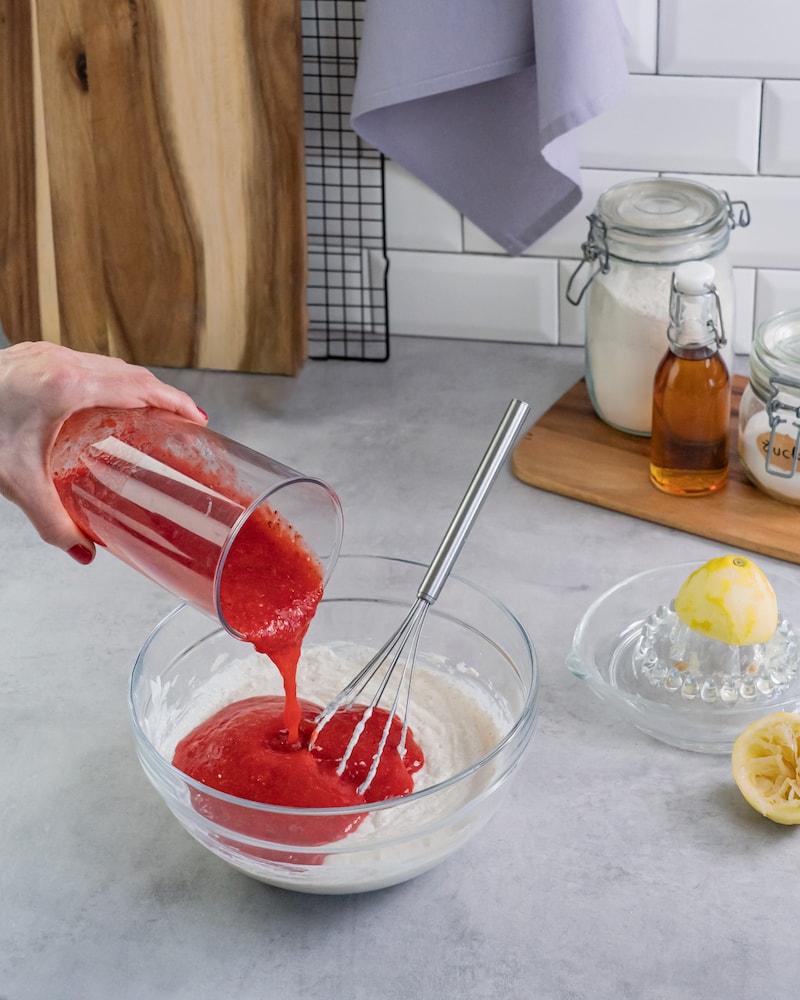 Dieses Bild zeigt wie Füllung mit den Erdbeeren hergestellt wird