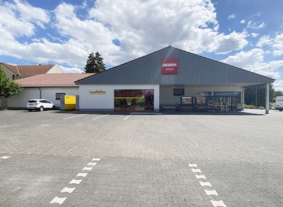 Sie sehen den Eingang vom Penny Markt in Korbach, Medebacher Landstr. 21
