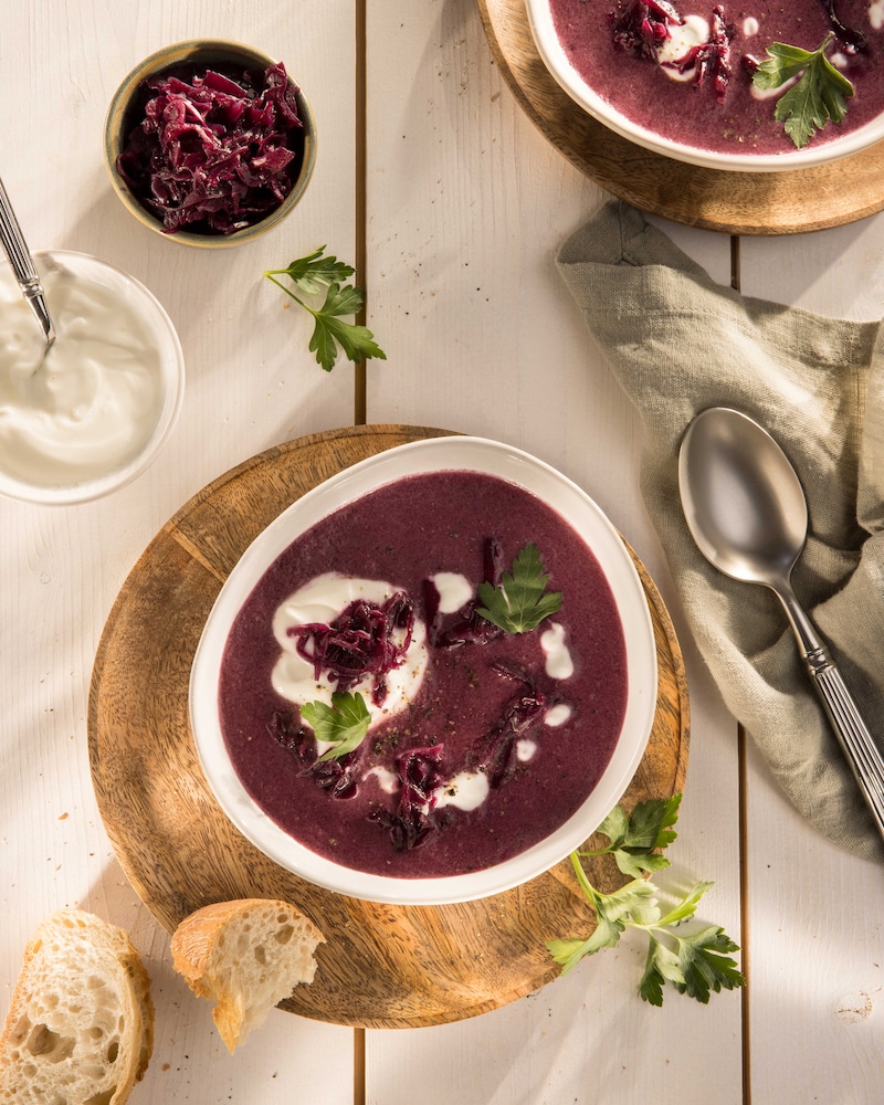 Dieses Bild zeigt unsere schnelle Rotkohlsuppe.