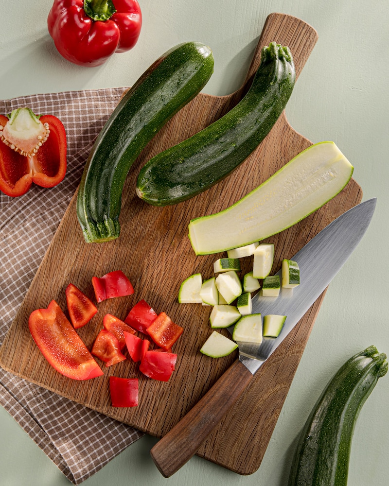 Dieses Bild zeigt die gewürfelte Zucchini und Paprika.