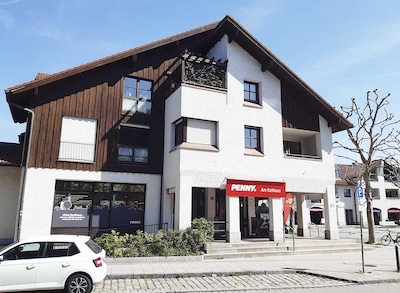 Sie sehen den Eingang vom Penny Markt in Taufkirchen, Koeglweg 40