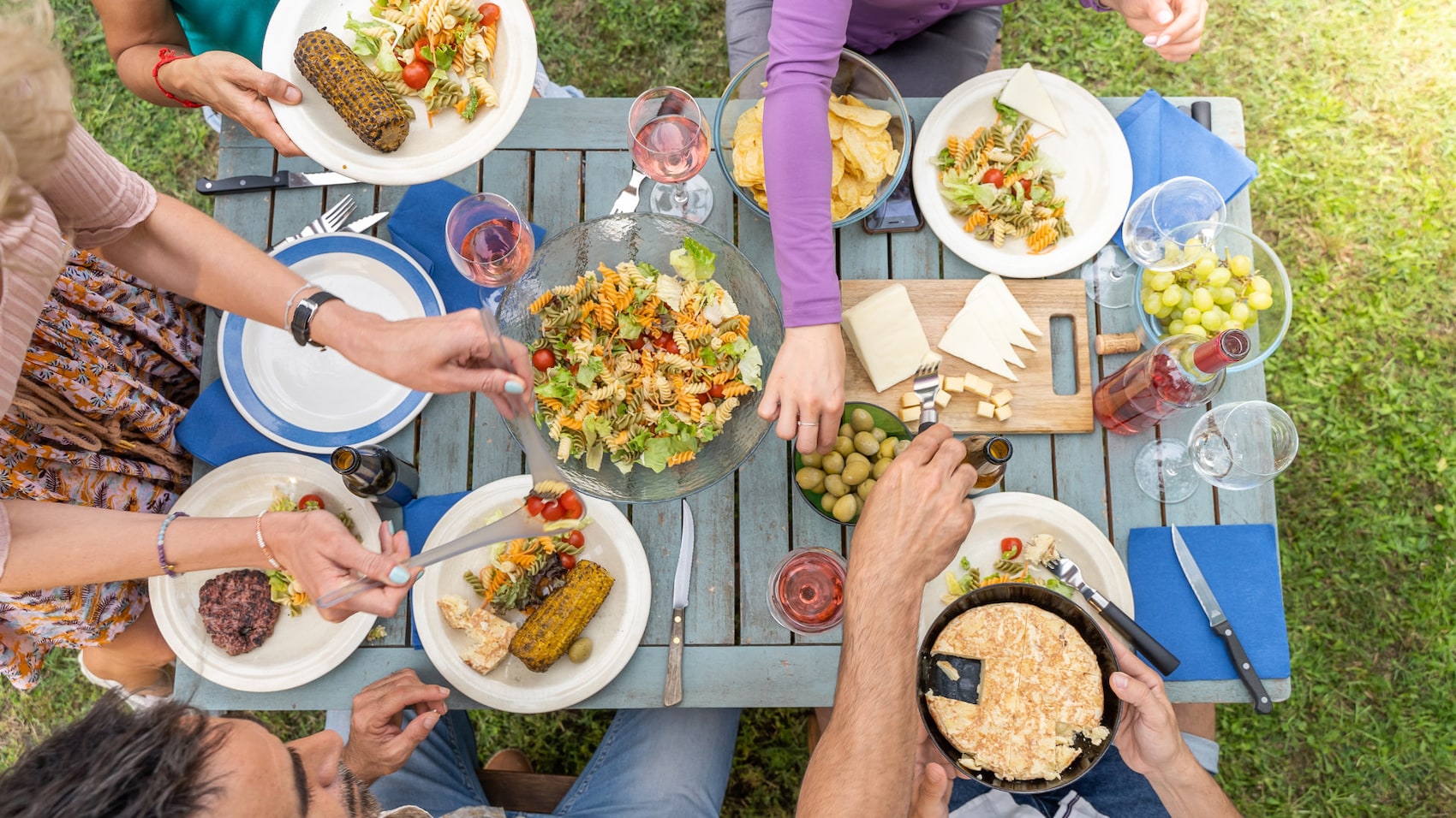 Gemeinsames Essen im Garten