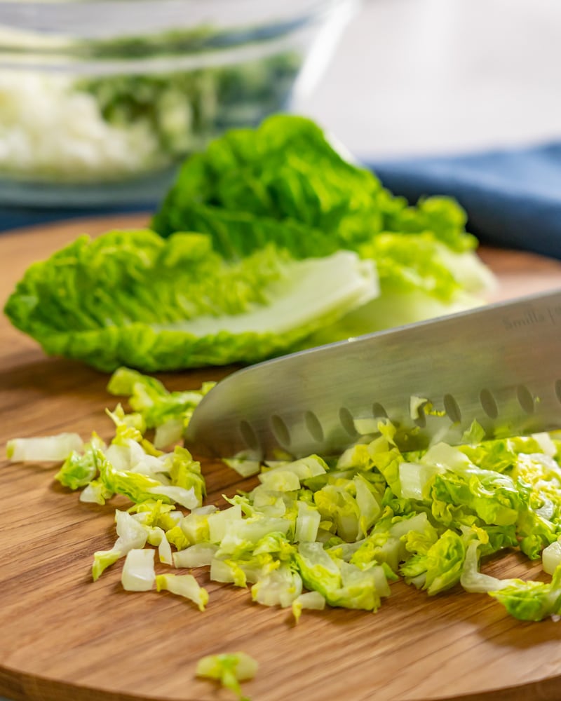 Dieses Bild zeigt wie Salat zerkleinert wird.