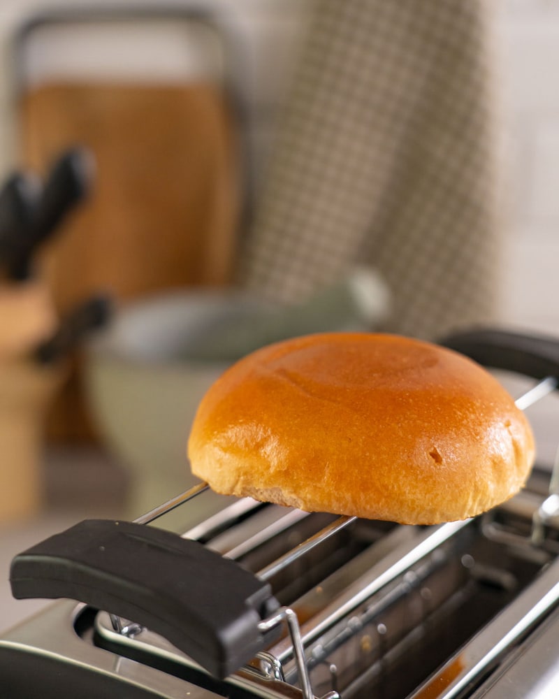 Dieses Bild zeigt wie das Brot getoastet wird.