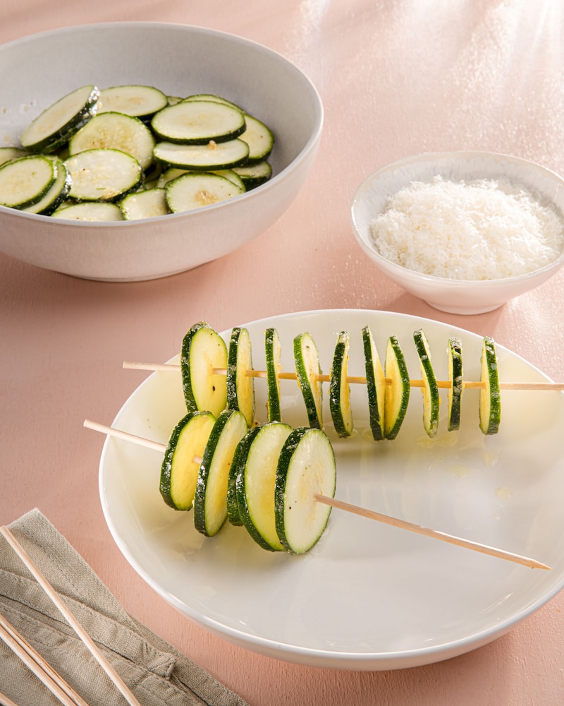 Dieses Bild zeigt die aufgespießten Zucchinischeiben.