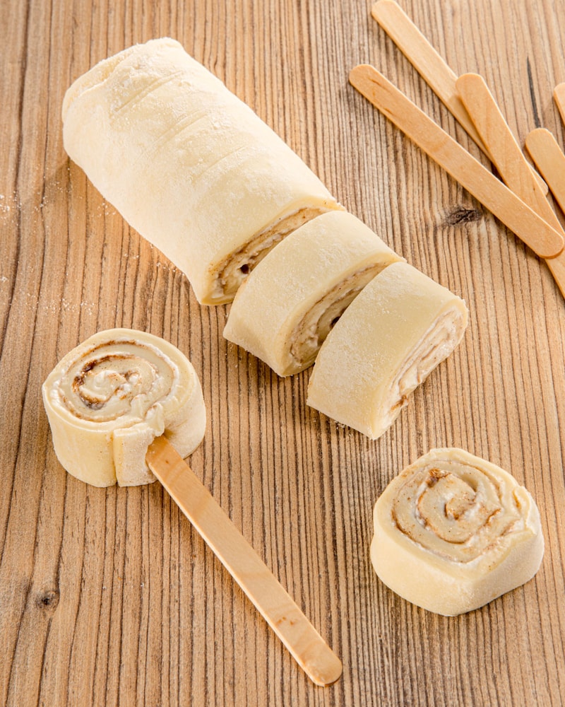 Dieses Bild zeigt wie die Schnecken aufgespießt werden.
