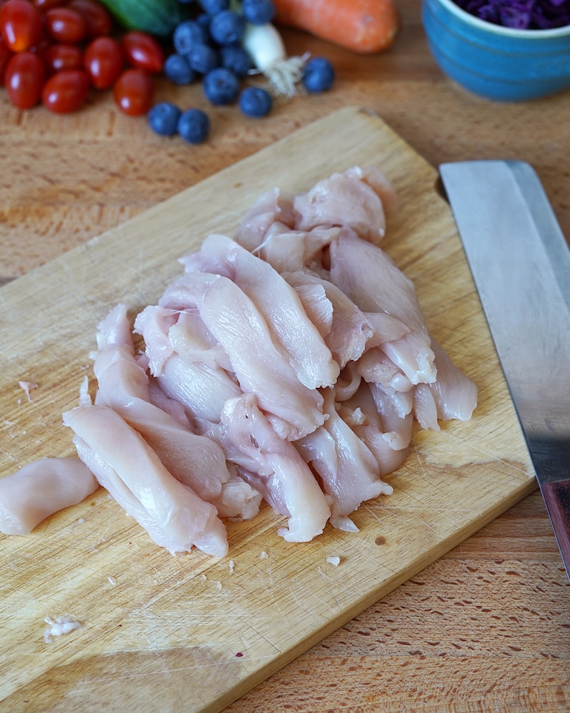 Dieses Bild zeigt das rohe Hähnchen für unsere Pride Bowl mit Hähnchen.