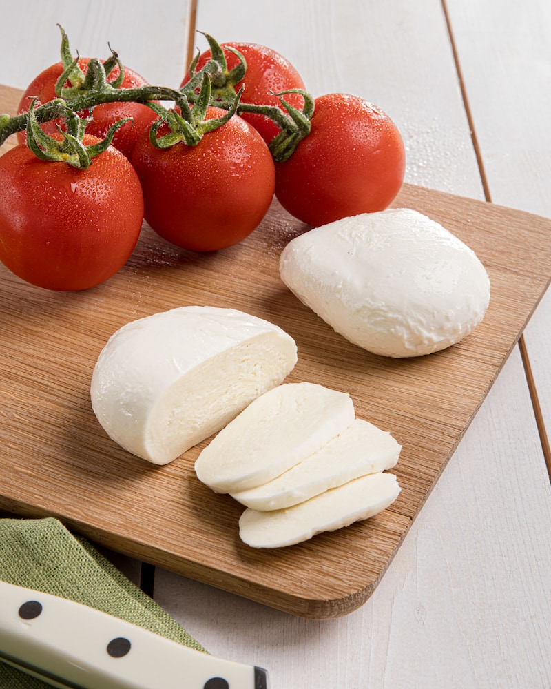 Dieses Bild zeigt geschnittenen Mozzarella und Tomaten.