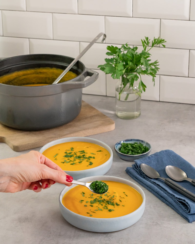 Dieses Bild zeigt wie die Suppe angerichtet wird.