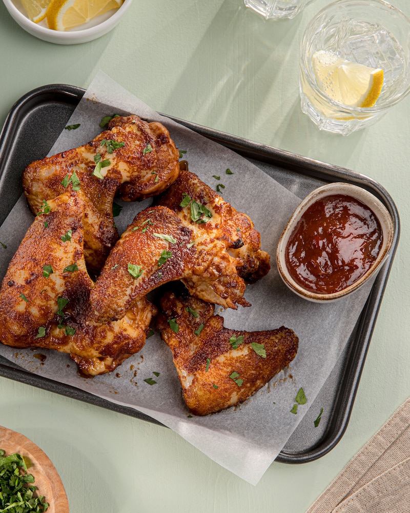 Dieses Bild zeigt die fertigen Hähnchenflügel.