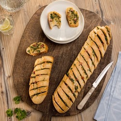 Dieses Bild zeigt das fertige Knoblauchbrot.