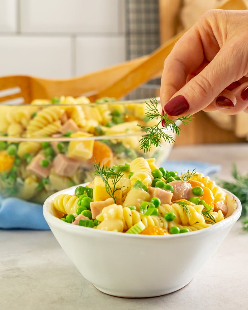 Dieses Bild zeigt wie der Nudelsalat angerichtet wird.
