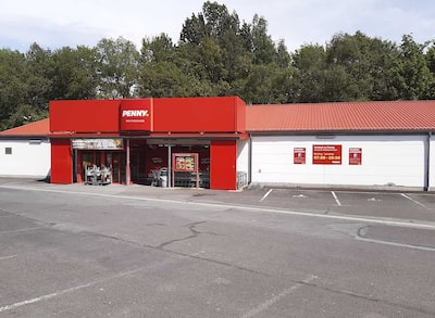 Sie sehen den Eingang vom Penny Markt in Adorf Elsterstr. 49