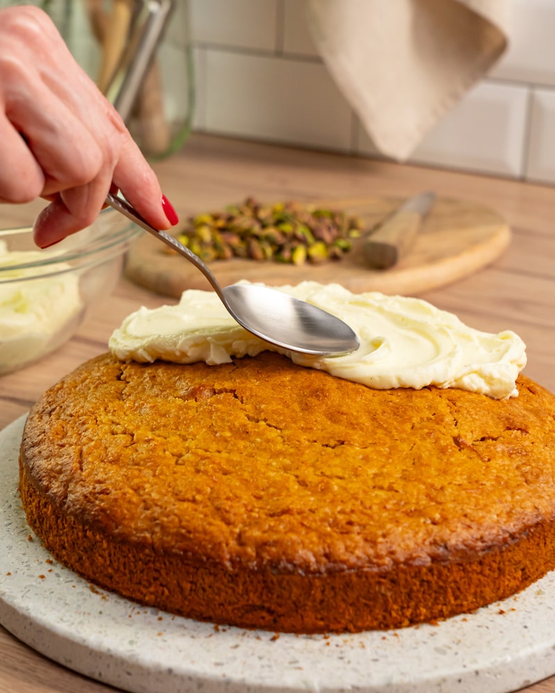 Dieses Bild zeigt wie die Creme auf den Kuchen gegeben wird.