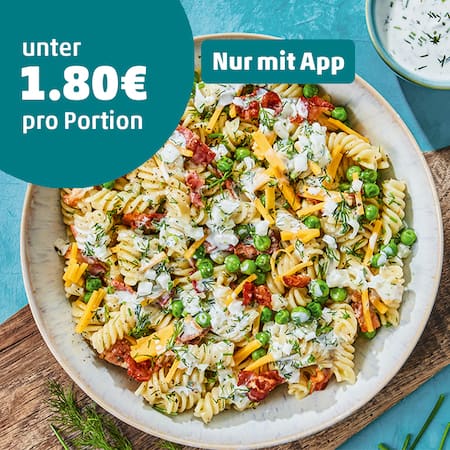 Dieses Bild zeigt den fertigen Nudelsalat mit Knusperbacon und grünen Erbsen.