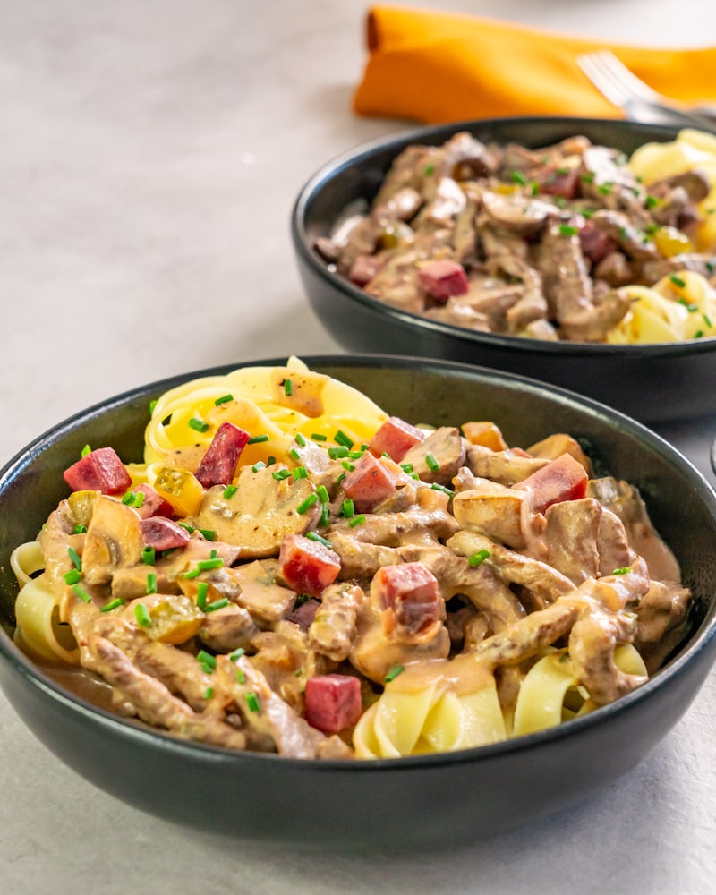 Dieses Bild zeigt das fertige Rindergeschnetzeltes Stroganoff.