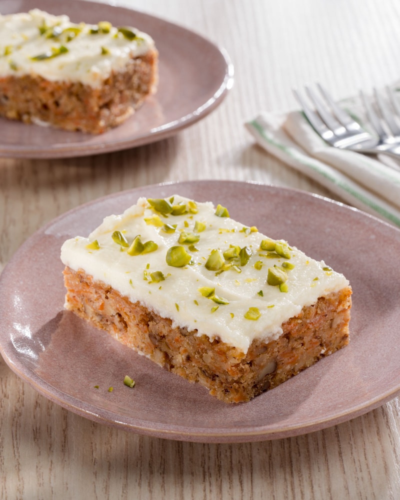 Dieses Bild zeigt ein fertiges Stück von dem Carrot-Cake-Blechkuchen.