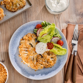 Dieses Bild zeigt die fertigen Blumenkohlsteaks in BBQ-Sauce.
