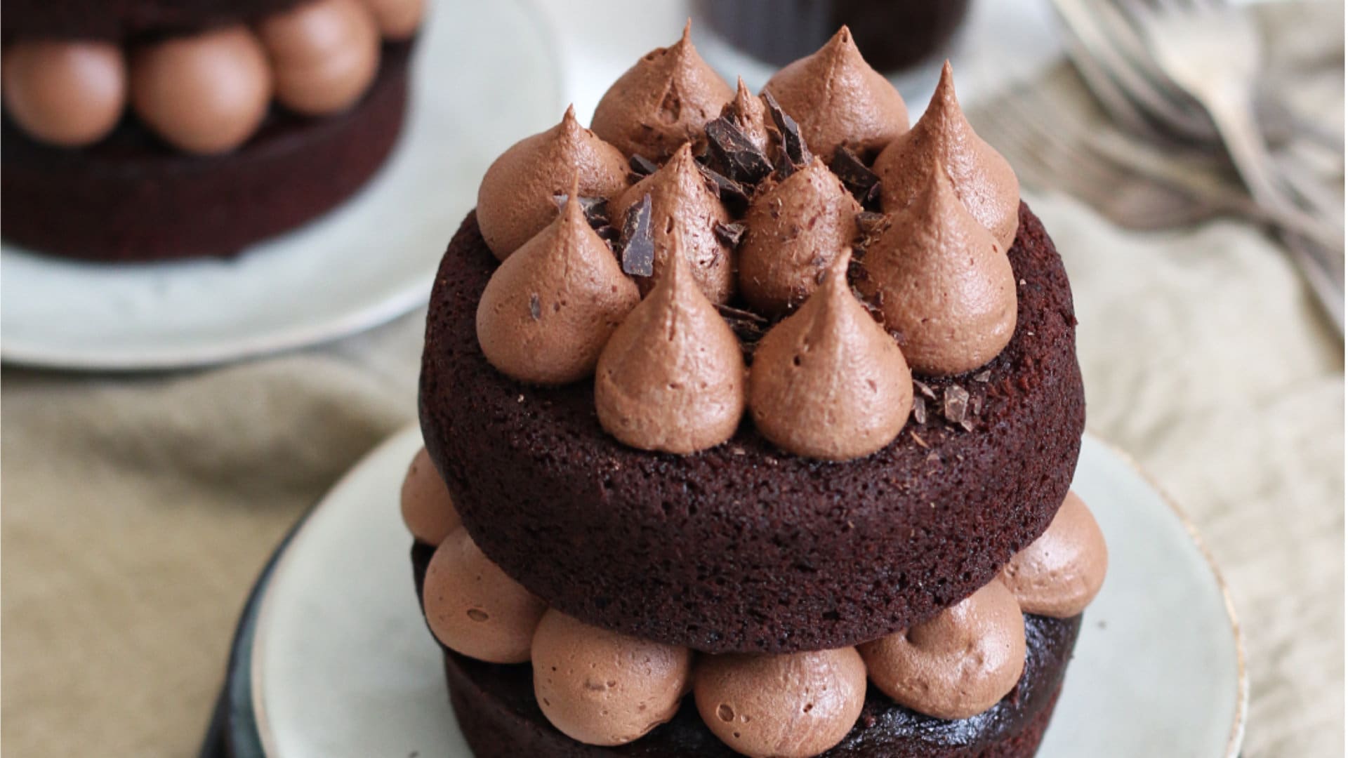 Mini Schokoladenkuchen auf Teller