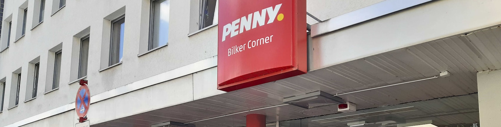 Sie sehen den Eingang vom Penny Markt Düsseldorf – Bilk Suitbertusstrasse 89-91