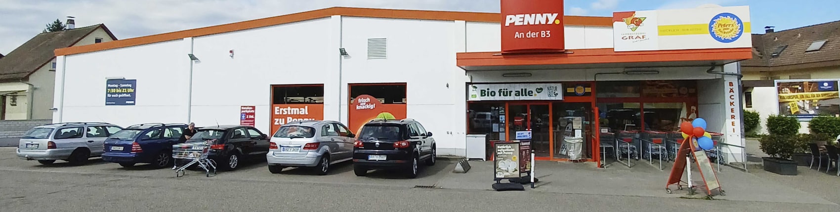 Sie sehen den Eingang vom Penny Markt in Sinzheim, Landstr. 11