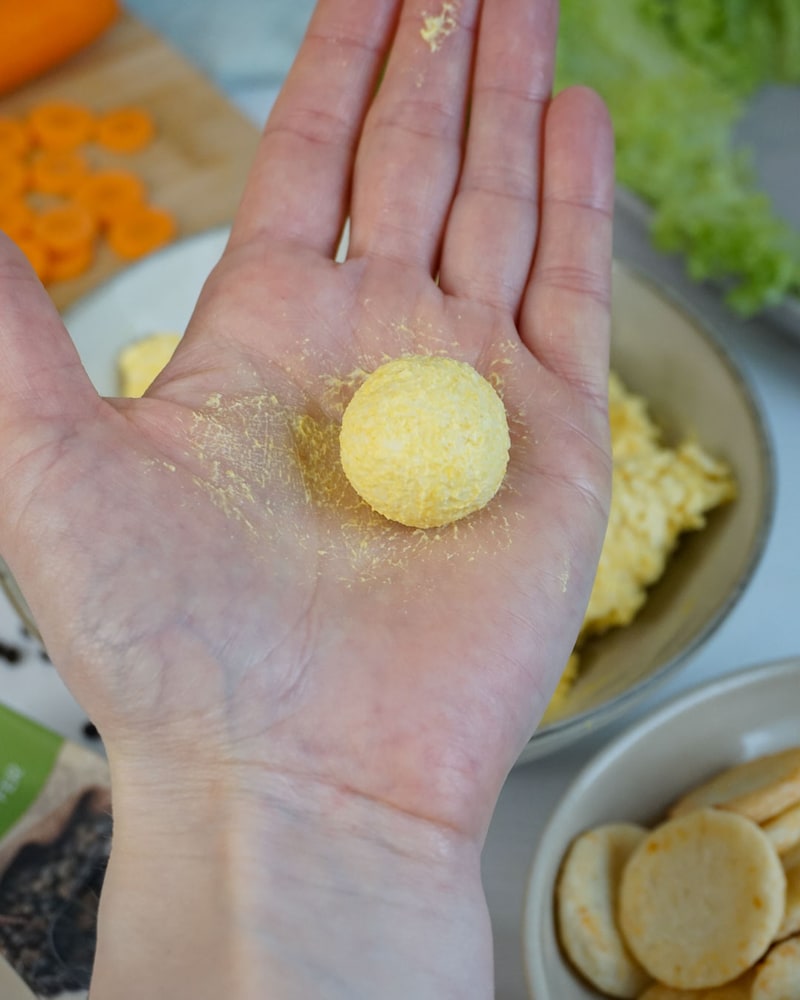 Dieses Bild zeigt wie der Teig zu einem Ball gerollt wurde.