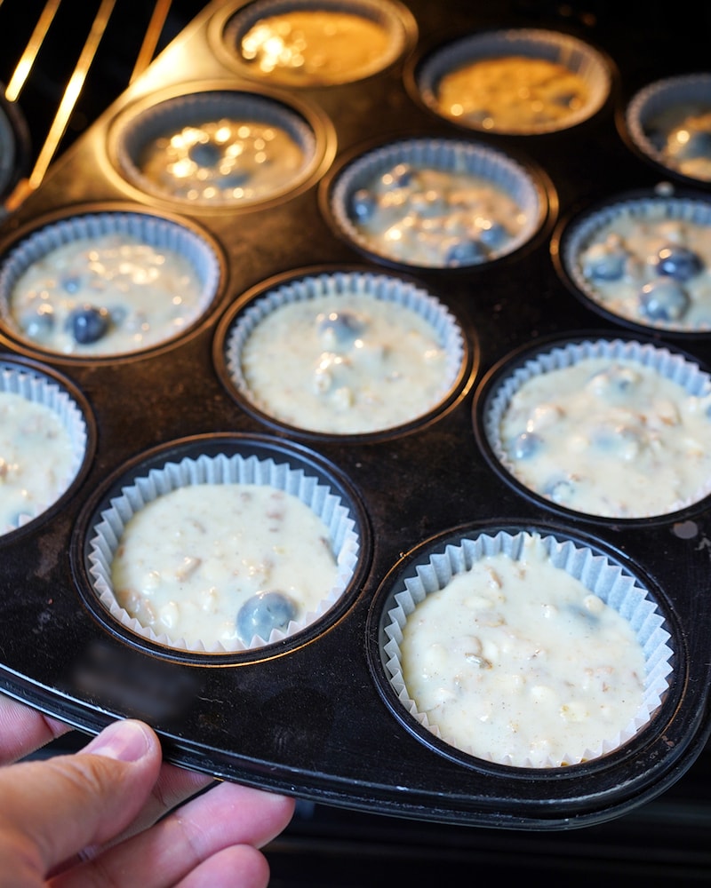 Dieses Bild zeigt wie die Muffins in den Ofen gegeben werden.