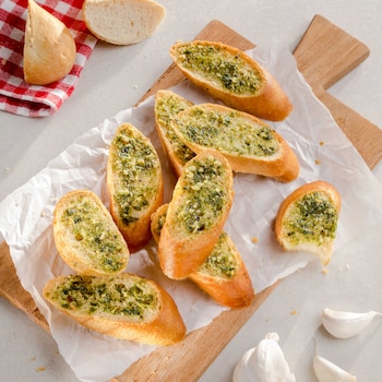 Auf diesem Bild siehst du unser Knoblauchbrot.