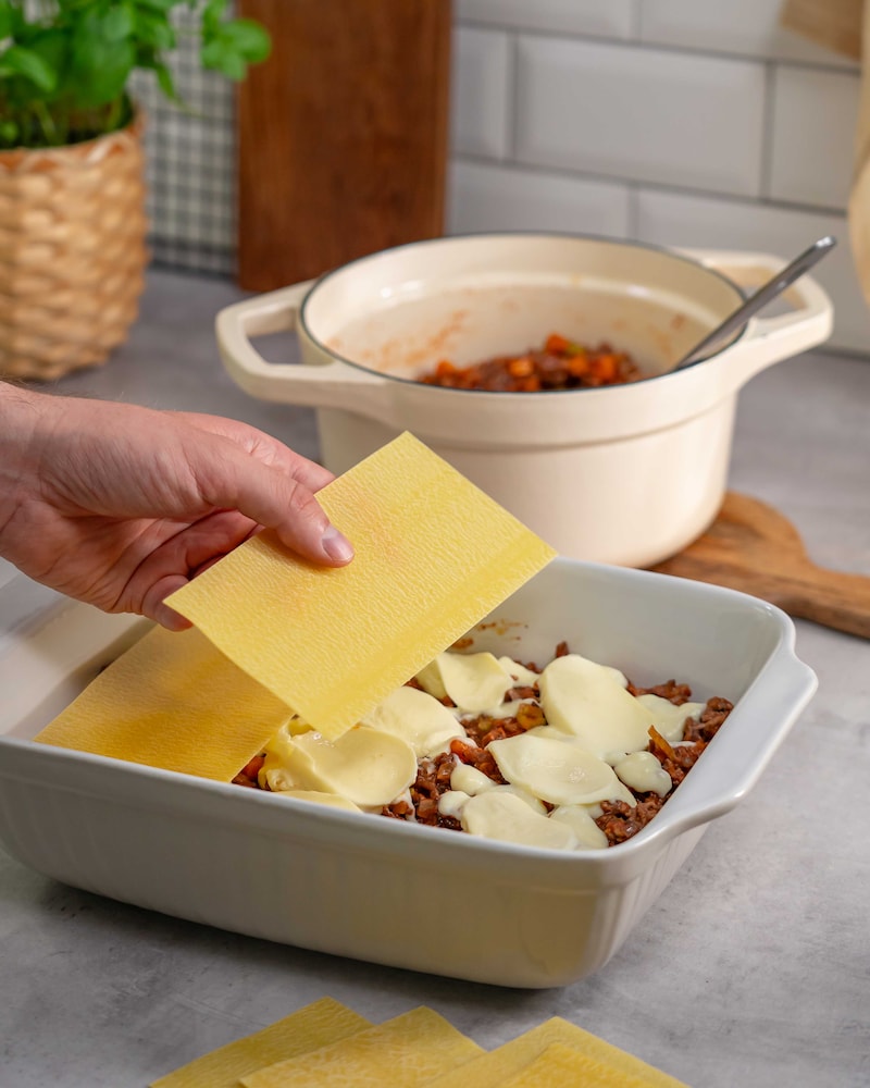 Dieses Bild zeigt, wie die Lasagne geschichtet wird.