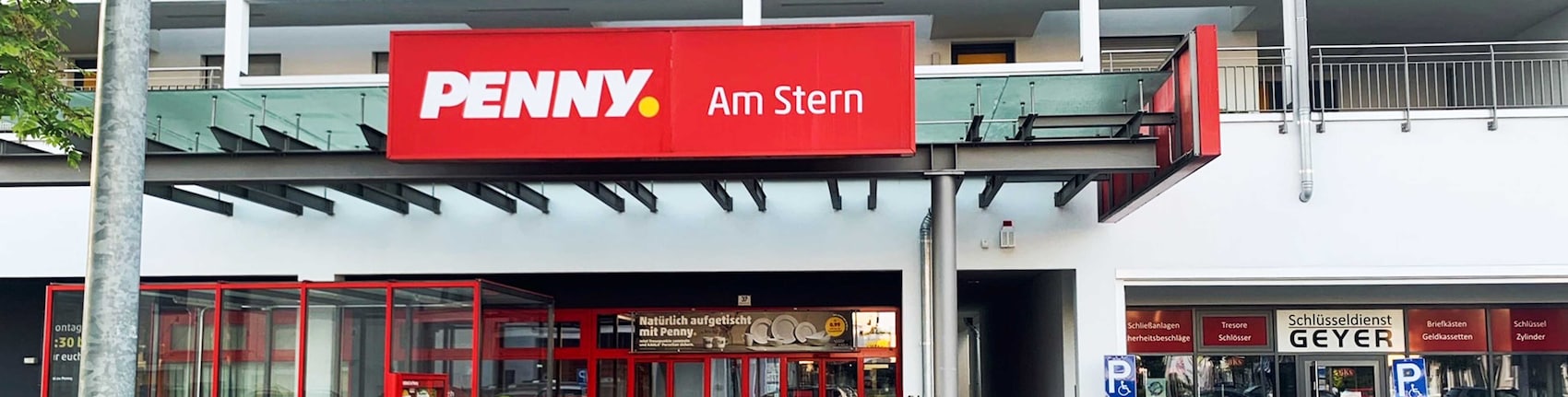 Sie sehen den Eingang vom Penny Markt in Geretsried Sudetenstrasse 29-43