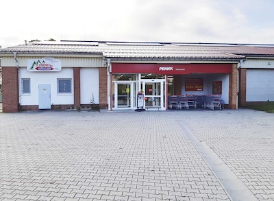 Sie sehen den Eingang vom Penny Markt in Wolkenstein Rosenweg 5